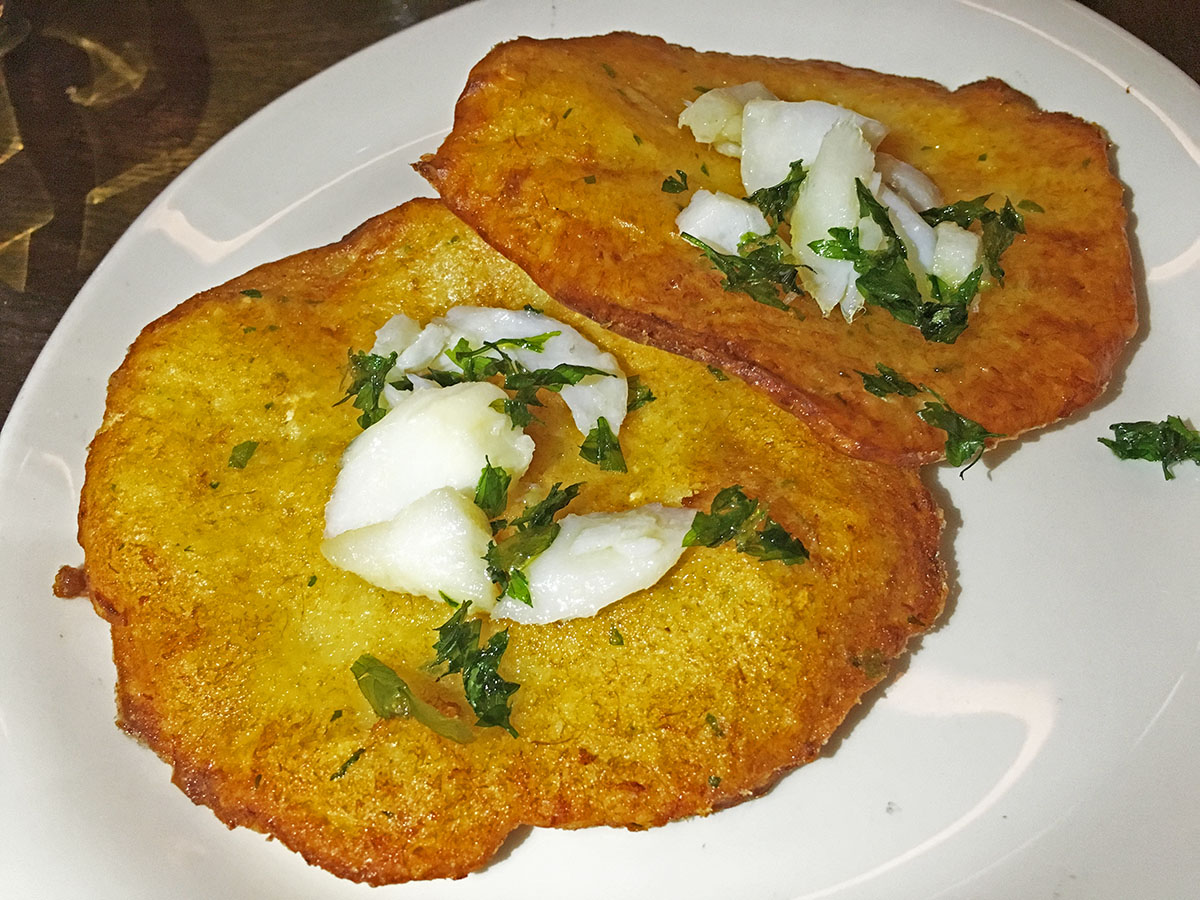 Platea buñuelos bacalao ret